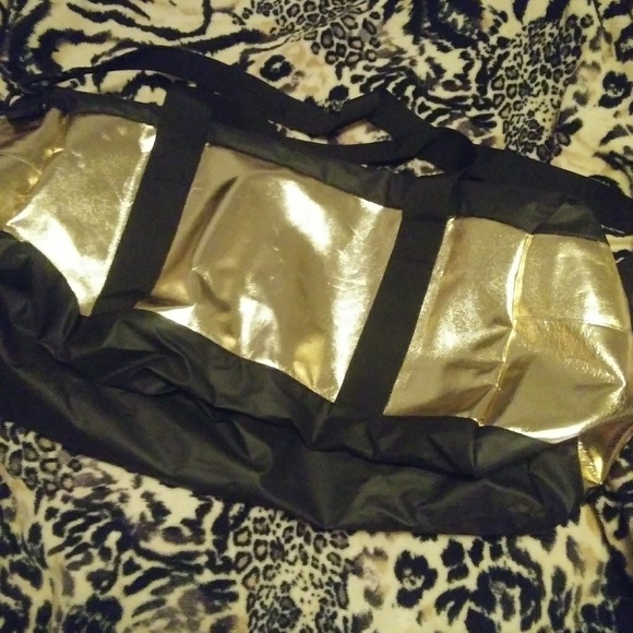 🆕RARE PINK VS XL ESSENTIAL ROSE🌹 WEEKEND DUFFLE - Picture 4 of 4